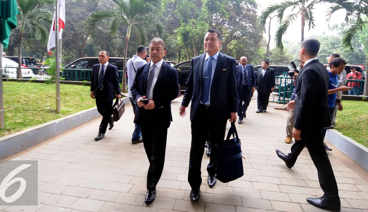 Delegasi Komite Ekskutif FIFA, Kohzo Tashima (tengah) saat tiba di kantor PSSI, Jakarta, Senin (2/11/2015). Kedatangan delegasi FIFA ke PSSI untuk membahas situasi dan kondisi persepakbolaan di Indonesia. (Liputan6.com/Helmi Fithriansyah)