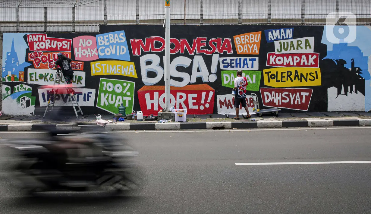 Pekerja seni membuat mural di kawasan Palmerah, Jakarta, Minggu (23/1/2022). Kegiatan yang bertajuk Repaint Indonesia ini dilakukan sebagai gerakan untuk mengajak kita Melukiskan Ulang Indonesia berdasarkan gagasan, perspektif, karya bahkan imajinasi masing-masing. (Liputan6.com/Faizal Fanani)