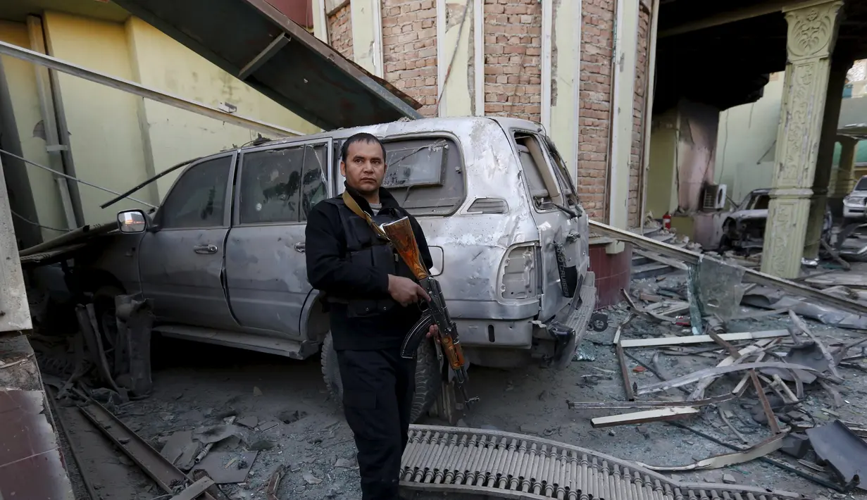 Kondisi Kedubes Spanyol usai dibom oleh tentara militan dari kelompok Taliban, Afganistan, Jumat (11/12/2015). Dalam peristiwa tersebut dua pengawal Kedutaan Besar Spanyol dan tujuh lainnya luka-luka (REUTERS/Mohammad Ismail)