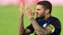Kapten Inter Milan, Mauro Icardi, menyemangati rekan-rekannya saat melawan Chievo. Kekalahan ini membuat Inter terpuruk pada posisi 19 klasemen Serie A. (AFP/Giuseppe Cacace)