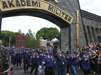 Para anggota kabinet Merah Putih meninggalkan Akademi Militer setelah mengikuti kegiatan retreat di Magelang, Jawa Tengah, Minggu 27 Oktober 2024. (AP Photo/Achmad Ibrahim)