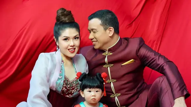 Momen Imlek Penuh Bahagia, Tina Toon Resmi Perkenalkan Putri Cantiknya ke Publik