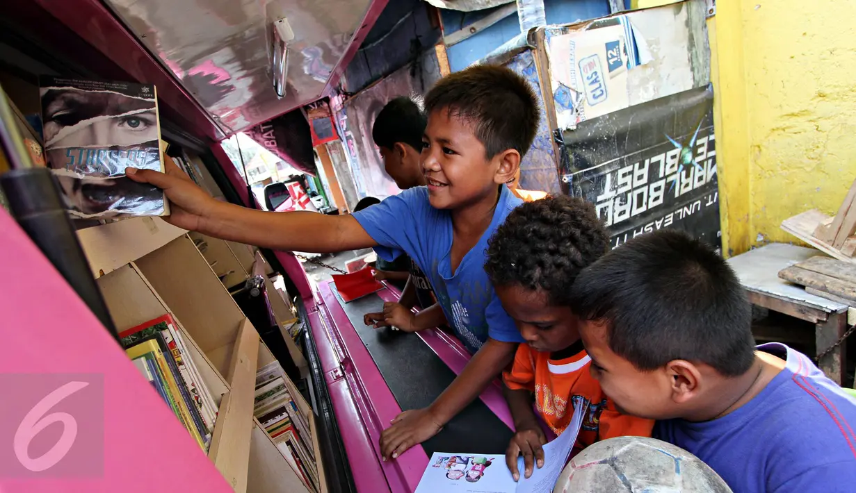 Anak-anak membaca buku yang disediakan perpustakaan keliling di kawasan Tanah Abang, Jakarta, Minggu (11/10). Keberadaan perpustakaan keliling untuk meningkatkan minat baca pada anak-anak. (Liputan6.com/Immanuel Antonius)