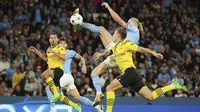 Lima menit kemudian, Haaland berhasil keluar sebagai pahlawan kemenangan Manchester City. Berawal dari umpan terukur Joao Cancelo, Haaland berhasil menyambar bola layaknya pemain Kung Fu. (AP/Dave Thompson)