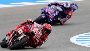 Pembalap MotoGP Spanyol dari Tim Ducati Lenovo, Marc Marquez (kiri), melaju selama sesi latihan Grand Prix Spanyol MotoGP di sirkuit Jerez di Jerez de la Frontera, pada 24 April 2026. (Pierre-Philippe MARCOU/AFP)