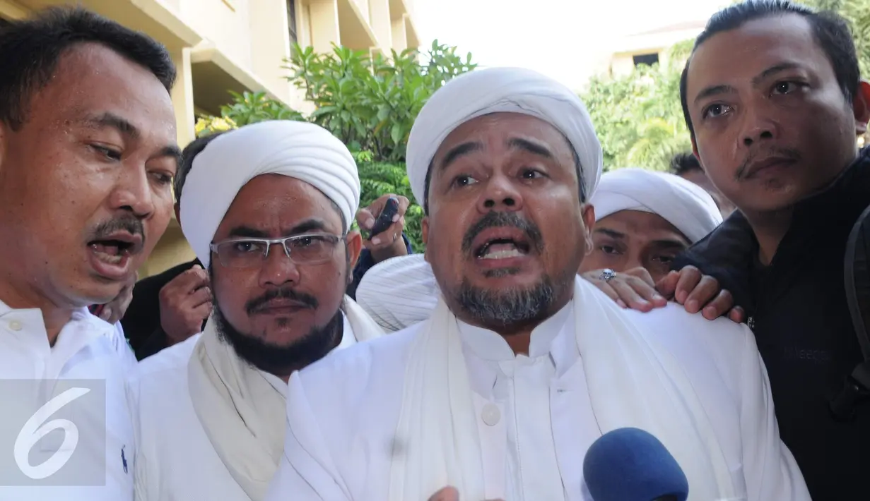 Ketua FPI Habib Rizieq memberi keterangan saat tiba menghadiri gelar perkara terbuka terbatas kasus dugaan penistaan agama oleh Basuki T Purnama di Gedung Rupatama, Mabes Polri, Jakarta, Selasa (15/11). (Liputan6.com/Helmi Afandi)