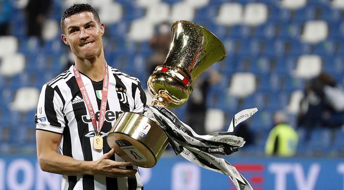Penyerang Juventus, Cristiano Ronaldo memegang trofi merayakan gelar juara Coppa Italia 2020-2021 usai laga final melawan Atalanta di Stadion Mapei, Kamis (20/5/2021) dinihari WIB. Juventus semakin menegaskan diri sebagai raja Coppa Italia dengan koleksi 14 gelar juara. (AP Photo/Antonio Calanni)