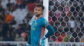 Kiper Bhayangkara FC, Aqil Savik, tampak lesu setelah ditaklukkan Persija Jakarta pada laga BRI Super League di Stadion Gelora Bung Karno, Jakarta, Senin (29/12/2025). (Bola.com/M Iqbal Ichsan)