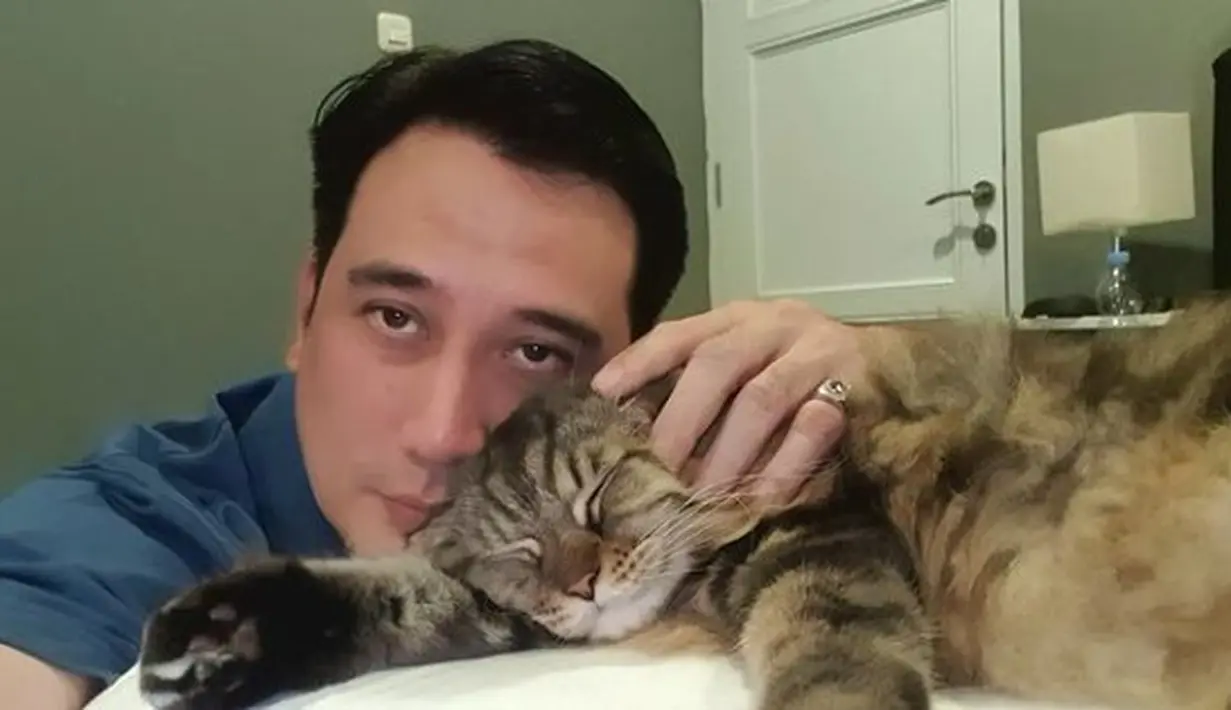 Tengku Firmansyah, bersama Babang Tiger, salah satu kucing kesayangannya yang sering membuatnya ngantuk. (Foto: Instagram/@tengku_firmansyah)