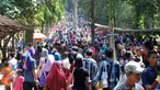 Lebaran memasuki hari kedua, sejumlah masyarakat memadati tempat wisata Kebun Binatang Ragunan, Jakarta Selatan, Sabtu (18/7/2015). Diperkirakan libur Lebaran hari kedua ini, jumlah pengunjung mencapai sekitar 121 ribu orang. (Liputan6.com/Yoppy Renato)