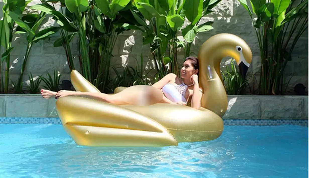 Ada ada saja ulah netizen. Saat Tyas Mirasih mengunggah foto dengan bikini di kolam renang diatas pelambung besar berbentuk bebek, banyak memunculkan komentar. (Instagram/tyasmirasih)
