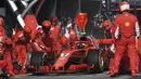 Kimi Raikkonen memasuki pit saat mengganti ban pada balapan F1 GP Australia di Sirkuit Albert Park, Melbourne, Minggu (25/3/2018). Vettel memenangi balapan dengan selisih 5,036 detik dari Hamilton. (Saeed Khan/Pool via AP)