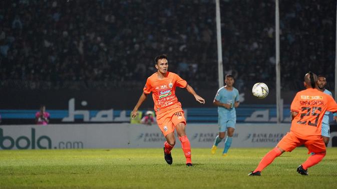 Al Hamra Hehanussa, adik dari Rezaldi Hehanussa, mendapatkan laga debut bersama Persija Jakarta saat bertandang ke Stadion Surajaya, markas Persela Lamongan, Sabtu (22/6/2019). (Media Persija).