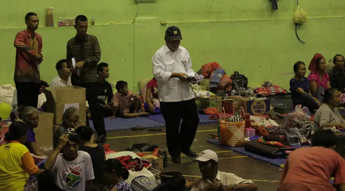 Menteri PUPR, Basuki Hadimuljono turut membantu Presiden Jokowi membagikan paket bantuan untuk pengungsi korban terdampak Gunung Agung Gor Swecapura, Kabupaten Klungkung, Bali.
