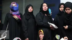 Sejumlah Tenaga Kerja Indonesia (TKI) menunggu bus di Bandara Soekarno Hatta,Tangerang, Rabu (11/11). Sebanyak 450 WNI overstayers dan TKI undocumented dari Jeddah, Arab Saudi dipulangkan pemerintah Indonesia. (Liputan6.com/Angga Yuniar)