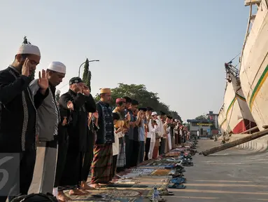 Umat Islam melaksanakan salat Idul Adha 2016/1437 H di Pelabuhan Sunda Kelapa, Jakarta, Senin (12/9). Nuansa khas pelabuhan menjadi keunikan tersendiri saat salat Idul Adha di tempat ini. (Liputan6.com/Yoppy Renato)