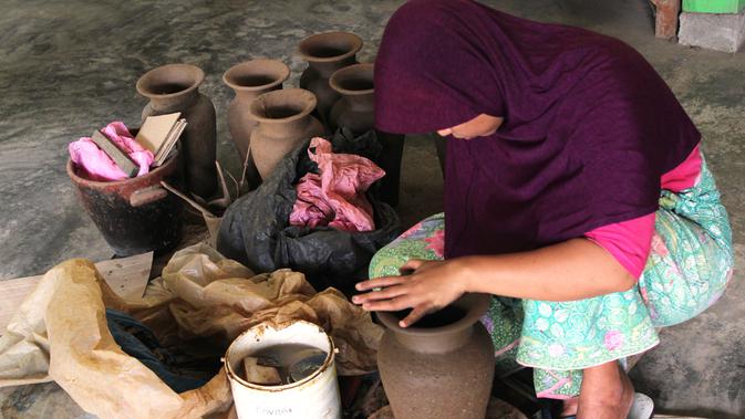 Keahlian membuat Gerabah Banyumulek didapat masyarakat dari tradisi yang dilestarikan turun-temurun. Kini Gerabah Banyumulek menjadi destinasi wisata yang kerap dikunjungi wisatawan untuk mencari souvenir khas Lombok. (Liputan6.com/ Ahmad Ibo).