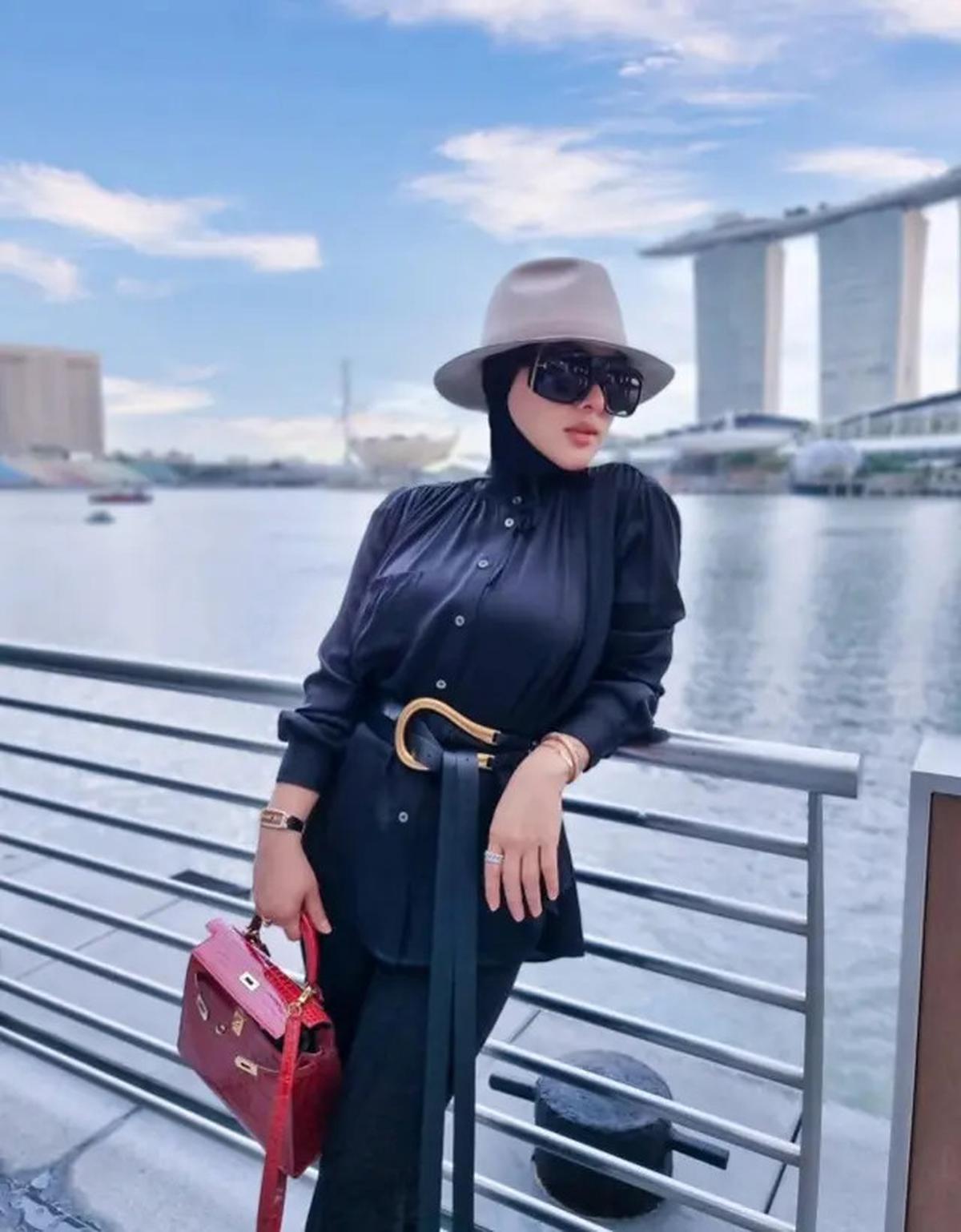 10 Inspirasi Padu Padan Atasan Hitam ala Syahrini, Tampil Menawan di Berbagai Kesempatan