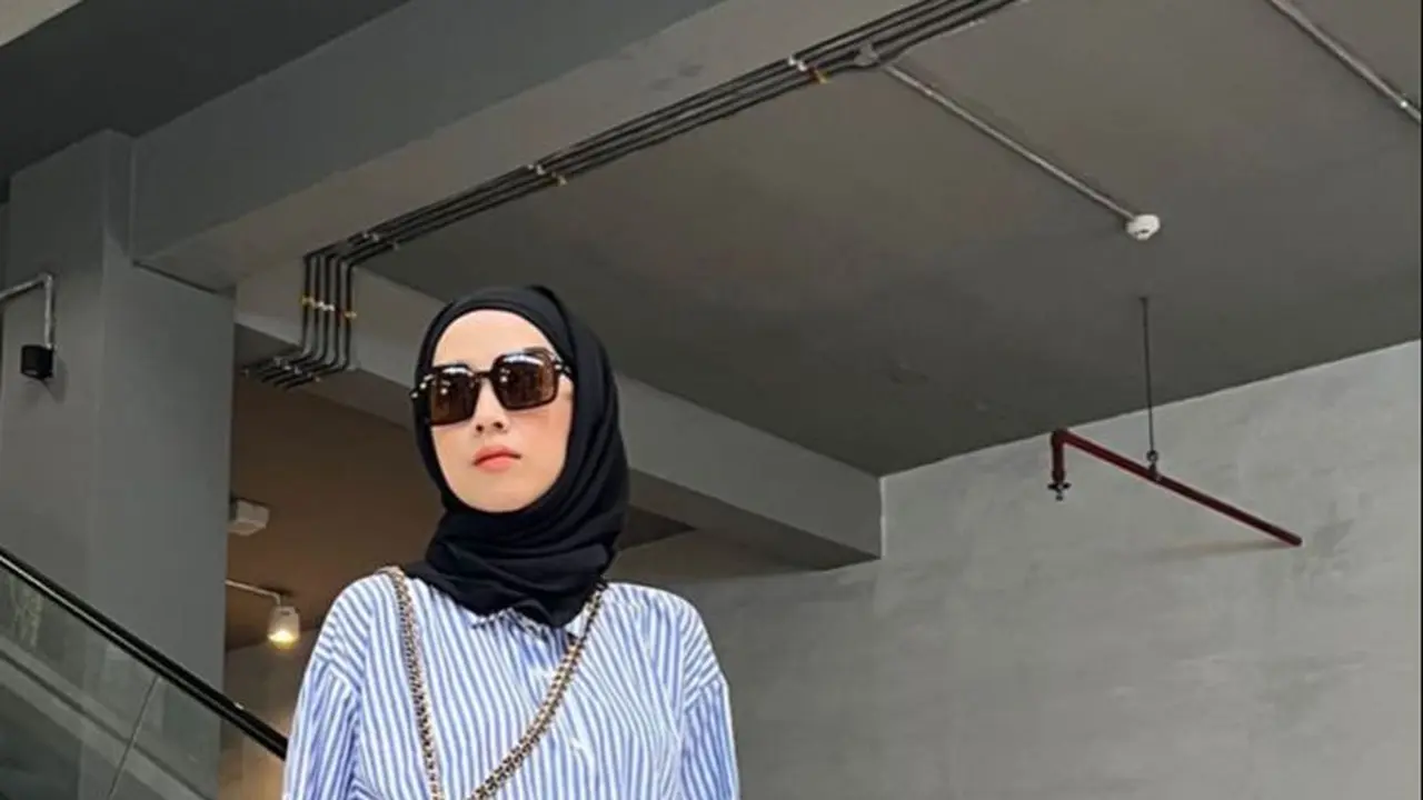 Denim dan Kaos Stripe Klasik