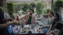 Para pengunjung duduk di sebuah kafe di Teheran, Iran, Selasa (26/5/2020). Iran kembali membuka kafe dan restoran setelah lebih dari dua bulan ditutup akibat pandemi virus corona COVID-19. (Xinhua/Ahmad Halabisaz)