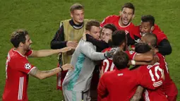 Pemain Bayern Munchen memeluk Manuel Neuer usai menjuarai Liga Champions di Stadion The Luz, Portugal, Senin (24/8/2020). Bayern Munchen berhasil menjadi juara usai menaklukkan PSG 1-0. (AP/Manu Fernandez, Pool)