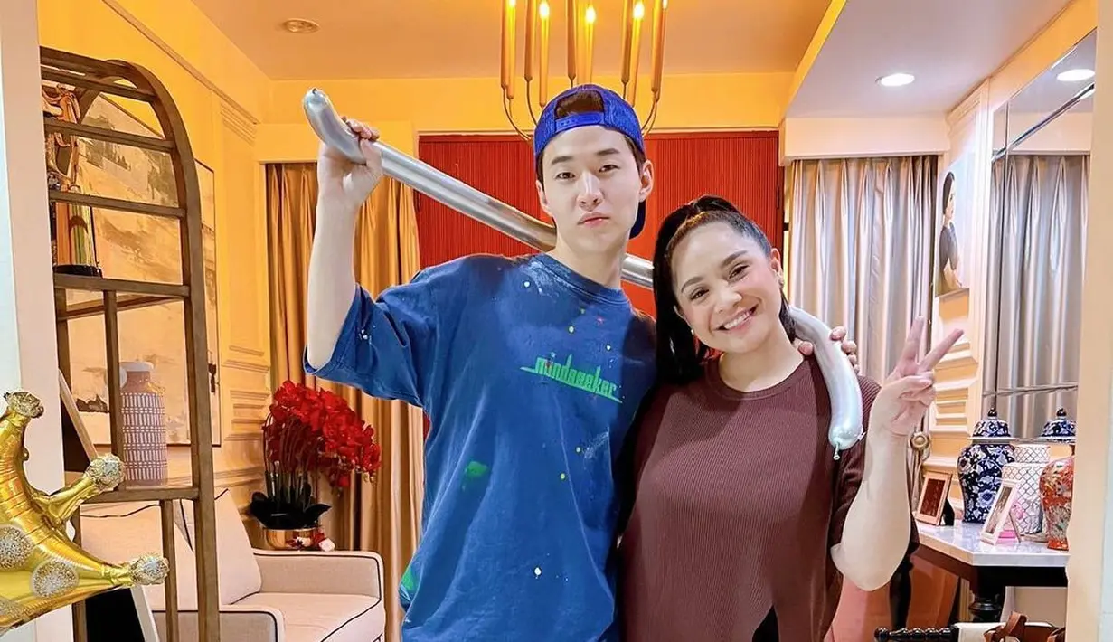 Henry Lau juga mendapat kesempatan bermain ke kediaman Raffi Ahmad dan Nagita Slavina. Momen ini tak disia-siakan Gigi untuk berpose bareng. (Foto: Instagram/@raffinagita1717)