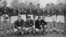Ferenc Puskas (tengah bawah), Sandor Kocsis (ke-4 kiri atas), dan Nandor Hidegkuti (ke-3 kiri atas) merupakan trio penyerang yang menggemparkan dunia kala Hungaria mampu melangkah ke babak final Piala Dunia 1954. Hungaria bahkan mampu mencetak 27 gol dari 5 pertandingannya. (Foto: AFP/Staff)