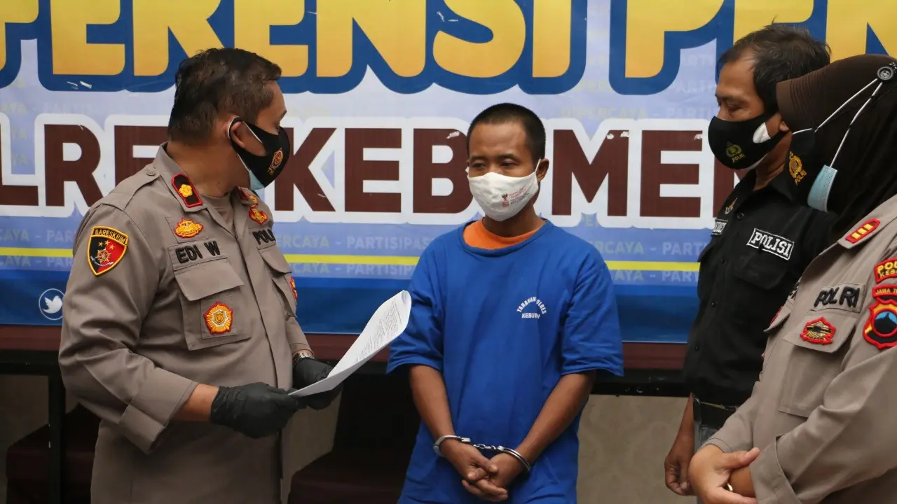 Polisi menangkap seorang pria yang menyetubuhi teman putrinya yang masih di bawah umur hingga hamil. (Foto: Liputan6.com/Humas Polres Kebumen)