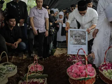 Anak Hatta Rajasa, Rasyid Rajasa meletakan foto almarhum istrinya Adara Taista di makam TPU Tanah Kusir, Jakarta, Senin (21/5). Kabarnya, Adara Taista meninggal dunia karena menderita sakit kanker kulit. (Liputan6.com/Faizal Fanani)