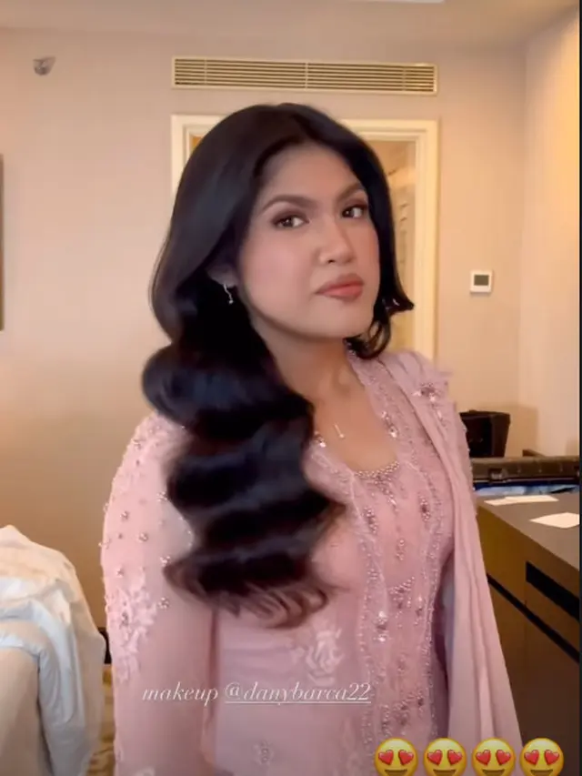 Potret Cantik Larasati Moriska, Anggota DPD Termuda dan Pimpinan Sementara MPR RI Kenakan Kebaya Pink Saat Pelantikan