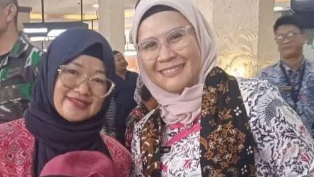 Perajin kreasi rajut Tati Rohati (kiri) dan Bupati Indramayu Nina Agustina (Istimewa)