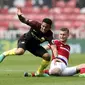 Striker Manchester City Gabriel Jesus (kiri) ditekel bek Middlesbrough Ben Gibson pada laga di Riverside Stadium, Minggu (30/4/2017). Manchester City ditahan 2-2. (AP Photo/Owen Humphreys)