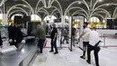 Para penumpang melewati pemeriksaan keamanan di Bandara Internasional Baghdad di Baghdad, Irak, pada 23 Juli 2020. Otoritas Penerbangan Sipil Irak membuka kembali penerbangan internasional reguler pada Kamis (23/7), kendati total infeksi COVID-19 di negara tersebut mencapai 102.226. (Xinhua)