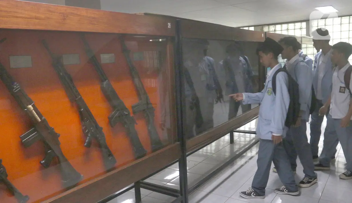 Sejumlah siswa dari Bekasi melihat senjata saat mengunjungi Museum Satria Mandala pada peringatan Hari Pahlawan, Kamis, Jakarta (10/11/2022). Museum sejarah perjuangan Tentara Nasional Indonesia ini menjadi alternatif kunjungan untuk mengedukasi siswa sekolah nilai-nilai kepahlawanan  pada peringatan Hari Pahlawan Nasional  10 November. (merdeka.com/Arie Basuki)