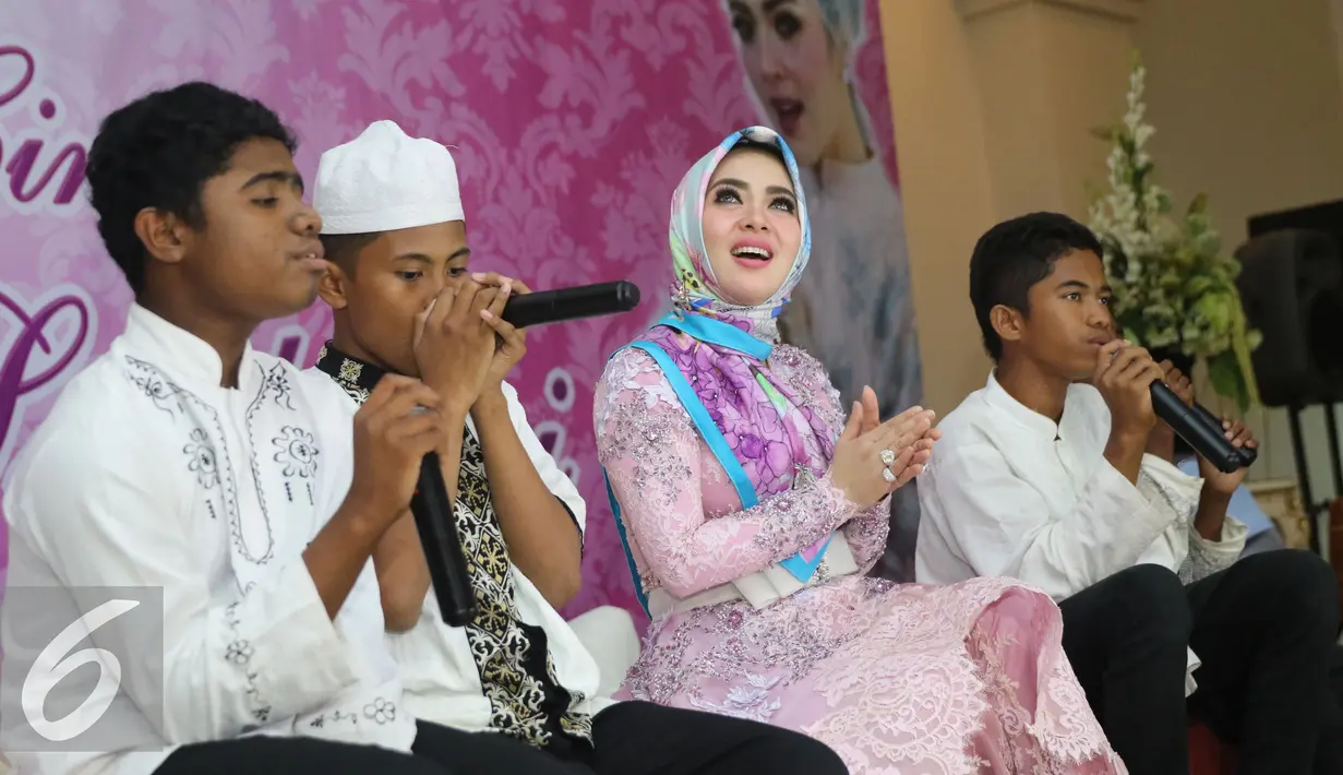 Penyanyi Syahrini saat buka puasa bersama dengan anak yatim piatu di Masjid Az-Zikra, Sentul, Bogor, Jumat (24/6). Syahrini berbagi rezeki dengan 5.000 anak yatim.  (Liputan6.com/Herman Zakharia)
