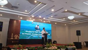 Wakil Menteri Transmigrasi (Wamentrans), Viva Yoga Mauladi saat melepas Calon Transmigran Karya Nusa Tahun 2025 dari Daerah Istimewa Yogyakarta (DIY) di Hotel Grand Keisha, Yogyakarta pada Minggu (14/12/2025). (Liputan6.com/Debby)