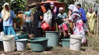 Masyarakat di 6 Kecamatan di Bondowoso menunggu droping air bersih dari Polres Bondowoso (Istimewa)