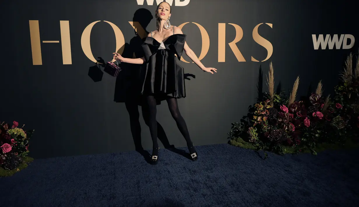 Coco Rocha berpose saat menghadiri WWD Honors Awards yang diselenggarakan oleh Women's Wear Daily di Cipriani South Street di New York pada Selasa, 25 Oktober 2022. Model Kanada Coco Rocha, 34, tampil modis dalam gaun hitam pendek yang tebal dengan pita besar di atas badan. (Michael Loccisano/Getty Images/AFP)