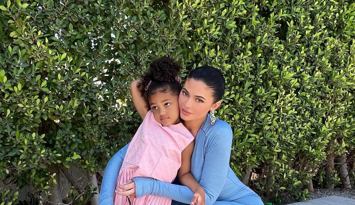 Kylie Jenner dan putrinya Stormi sama-sama memakai pakaian warna pastel yaitu biru dan pale pink untuk merayakan Paskah 2022 (Foto: Instagram @kyliejenner)
