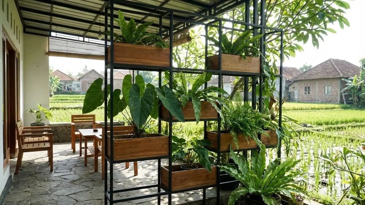 Teras Rumah Desa dengan Taman Vertikal