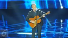 Musisi Rick Price saat menghibur para fans di Golden Memories International di studio Indosiar, Jakarta, Senin (9/1). (Liputan6.com/Angga Yuniar)
