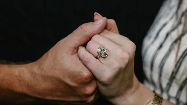 Cincin Tunangan Vintage Taylor Swift. [@taylorswift]