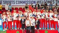 Ketua UMUM PBVSI  Imam Sudjarwo berpose bersama Timnas Voli Indonesia usai pengalungan medali emas SEA Games 2019 di Philsports Arena, Selasa (10/12/2019). (foto: https://www.instagram.com/dony_haryono)