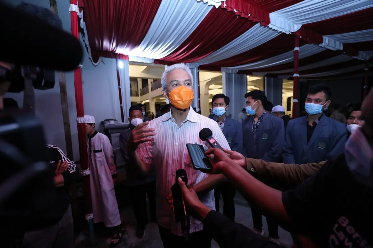 Ganjar Pranowo menggelar doa bersama para santri untuk warga korban Gunung Semeru. (Istimewa)
