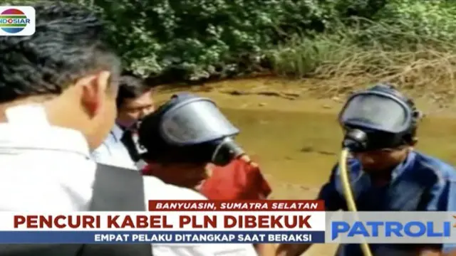 Empat orang pria pelaku pencurian kabel PLN di Sungai Musi, diamankan di Polsek Mariana.