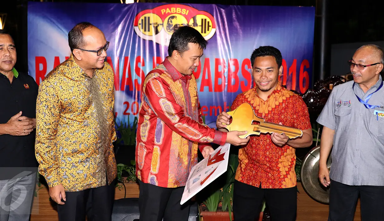 Menpora Imam Nahrawi (tengah) memberi penghargaan kepada Eko Yuli Iriawan usai membuka Rakernas PB PABBSI di Jakarta, Selasa (20/12). Rakernas ditandai dengan pemberian bonus bagi atlet berprestasi. (Liputan6.com/Helmi Fithriansyah)