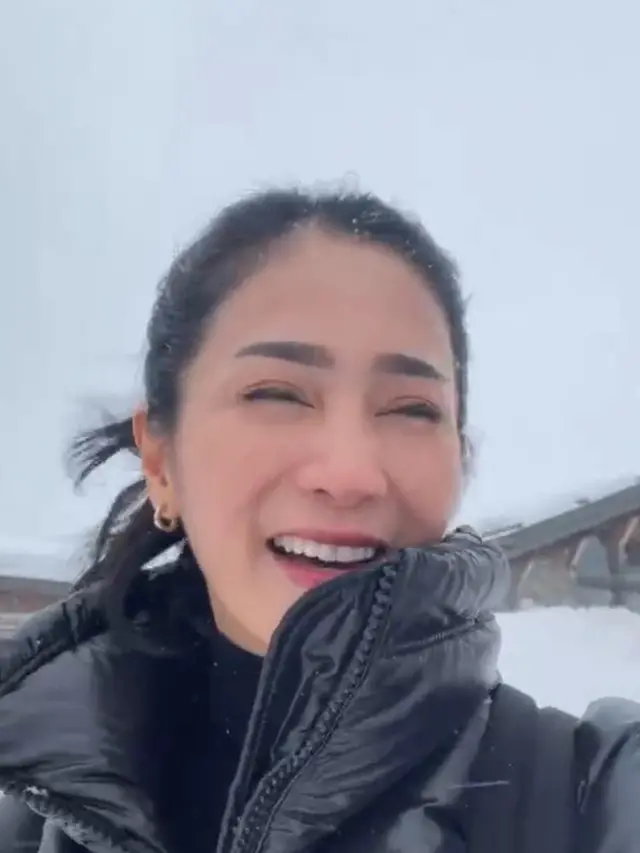 Bunga Zainal sedang liburan di Swiss bersama keluarga