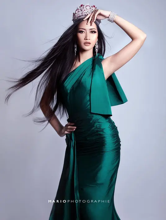 Kali ini pemotretan Ayu Maulida mengusung tema simpel dengan balutan gaun hijau yang membuat tampilannya makin anggun. Mengenakan mahkota, ia terlihat bak seorang putri. Dengan latar polos, pemotretannya pun terlihat memukau. 
(Liputan6.com/IG/@ayumaulida97)