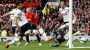 Kiper Tottenham,  Hugo Lloris gagal mengahalau bola sundulan pemain Manchester United saat Laga Liga Premier Inggris di Stadion Old Trafford, Inggris(15/3/15). Manchester United menang 3-0 atas Tottenham Hotspur. (Reuters/Carl Recine)