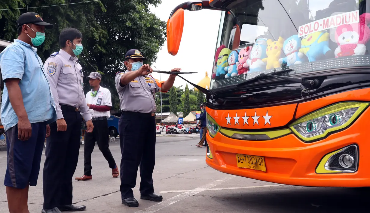 Petugas Dinas Perhubungan mengecek wiper saat menginspeksi keselamatan bus di Terminal Kalideres, Jakarta, Selasa (22/12/2020). Inspeksi dilakukan untuk memastikan bus AKAP layak jalan untuk mengantar para pemudik jelang libur Natal dan Tahun Baru 2021. (Liputan6.com/Angga Yuniar)